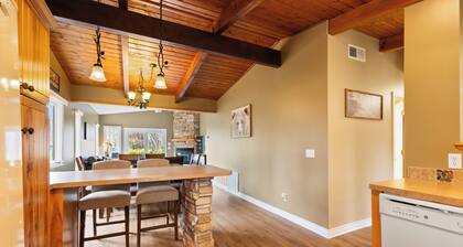 NEW! All Season Hot Tub, Fire Pit, Golf Course, Breezy Point