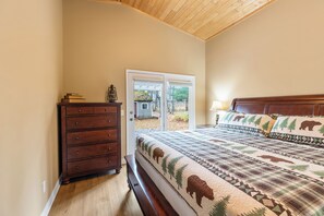 3 bedrooms, desk, iron/ironing board, free WiFi