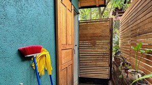 A narrow pathway with a wooden door, a broom, and a bucket. - Cozy Loft Maria Bonita, central to the Magical Town of Valle de Bravo (Valle de Bravo)