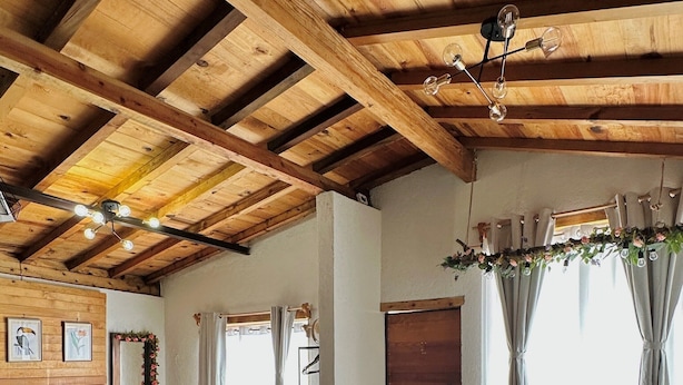 A spacious living area with a high wooden ceiling, a sofa, a dining table, and a chair. - Cozy Loft Maria Bonita, central to the Magical Town of Valle de Bravo (Valle de Bravo)