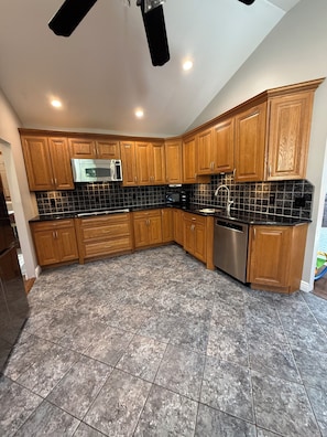 Fridge, microwave, stovetop, dishwasher