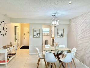 Dining - Modern 2BR condo, 5 min walk to the beach w/ Heated Pool and free parking spot (Sunny Isles Beach)