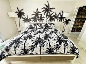 2 bedrooms, desk, iron/ironing board, travel cot - Modern 2BR condo, 5 min walk to the beach w/ Heated Pool and free parking spot (Sunny Isles Beach)