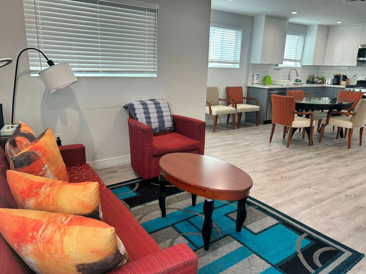 Chic Hollywood 3BR Family Haven: Near LA Attractions + Free WiFi, AC & Parking