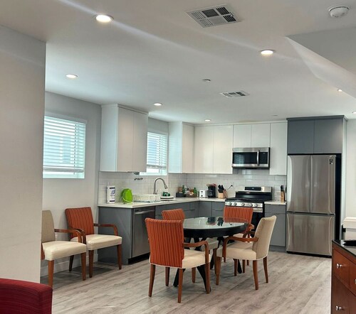 Chic Hollywood 3BR Family Haven:  Near LA Attractions + Free WiFi, AC & Parking