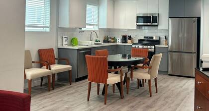 Chic Hollywood 3BR Family Haven: Near LA Attractions + Free WiFi, AC & Parking