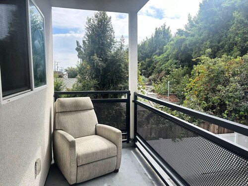 Chic Hollywood 3BR Family Haven:  Near LA Attractions + Free WiFi, AC & Parking