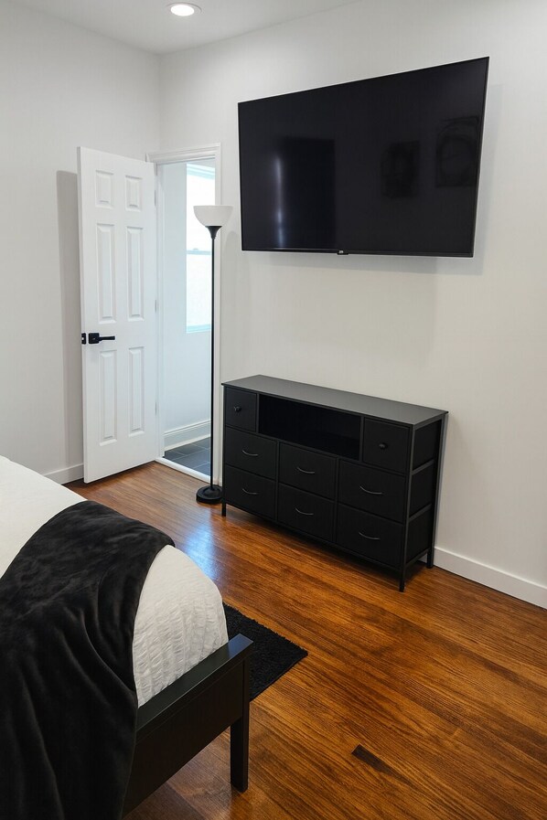 4 habitaciones, tabla de planchar con plancha, wifi y ropa de cama 