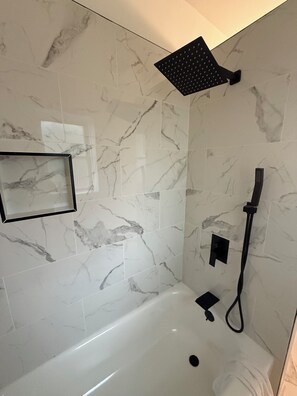 Suihku, hiustenkuivaaja, pyyhkeet, saippua