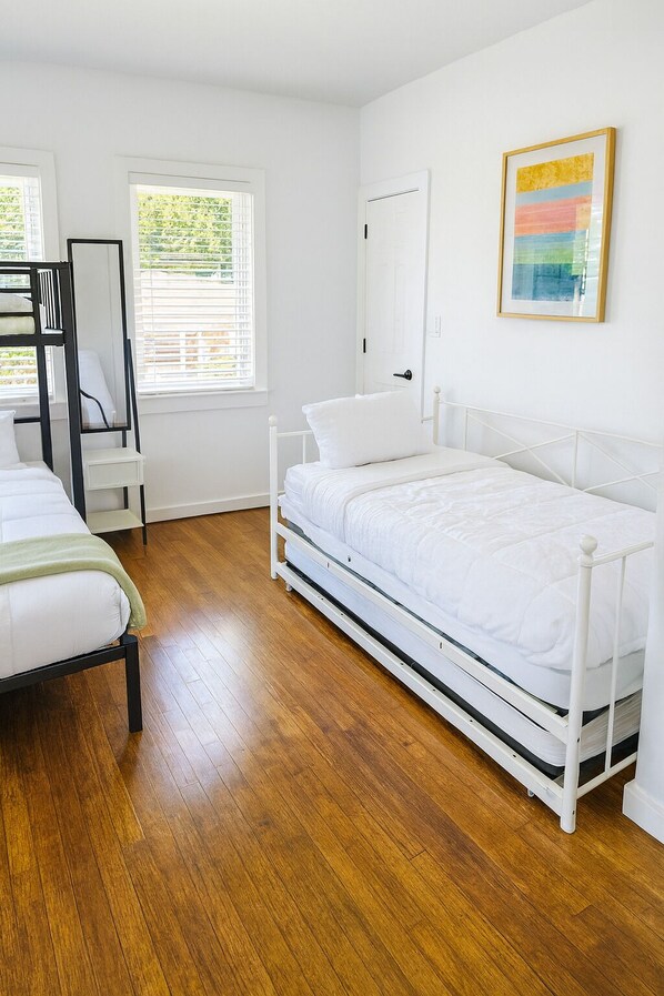 4 makuuhuonetta, silitysrauta/-lauta, Wi-Fi, vuodevaatteet