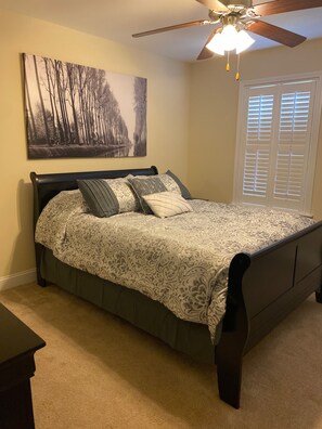 3 habitaciones, tabla de planchar con plancha, internet y ropa de cama