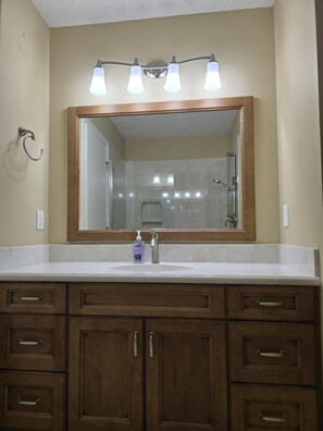 Shower, towels, soap, toilet paper - evelyn748 3 bedroom home in sought after Polo Ridge location in The Villages Fl. (The Villages)