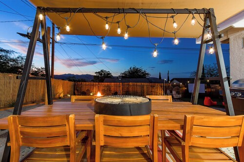 Cozy Cactus - Cowboy Pool, Outdoor Movies, 3BR - Walk to Saloon