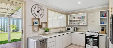 Een koelkast, een magnetron, een oven, een kookplaat