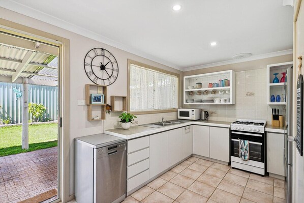 冰箱、微波炉、烤箱、炉灶