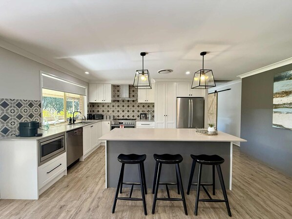 Fridge, microwave, oven, stovetop - Nulkaba House Hideaway -In the heart of the Hunter Valley (Nulkaba)