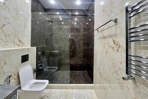 シャワー、ヘアドライヤー、石鹸、トイレットペーパー