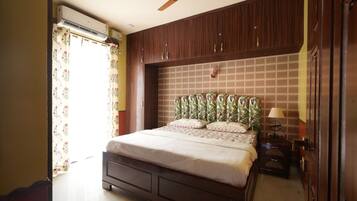 4 bedrooms, iron/ironing board, WiFi, bed sheets