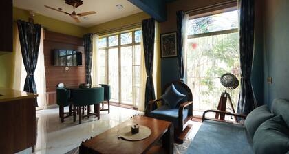 Luxe 1BHK Suite :Cooke Town : King bed, WFH, balcony, AC, wifi, power bkp, LGBT+