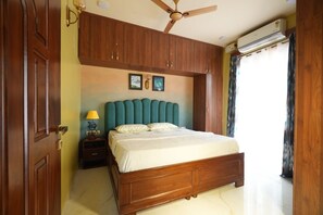 4 bedrooms, iron/ironing board, WiFi, bed sheets