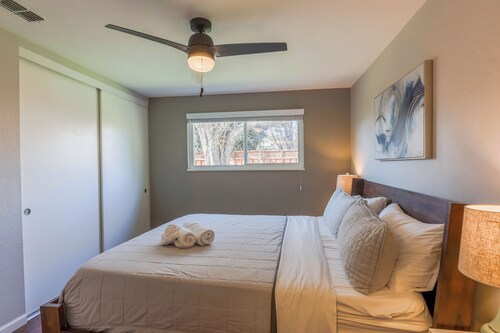 Central Family Home Near Tesla, Shopping & Parks. Work-friendly!