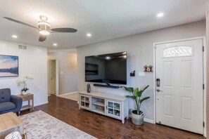 电视、壁炉、书