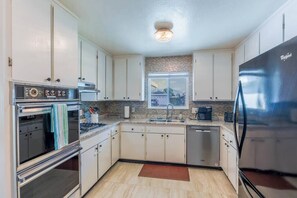 Fridge, microwave, stovetop, dishwasher - Central Family Home near Tesla, Shops and Parks (Fremont)