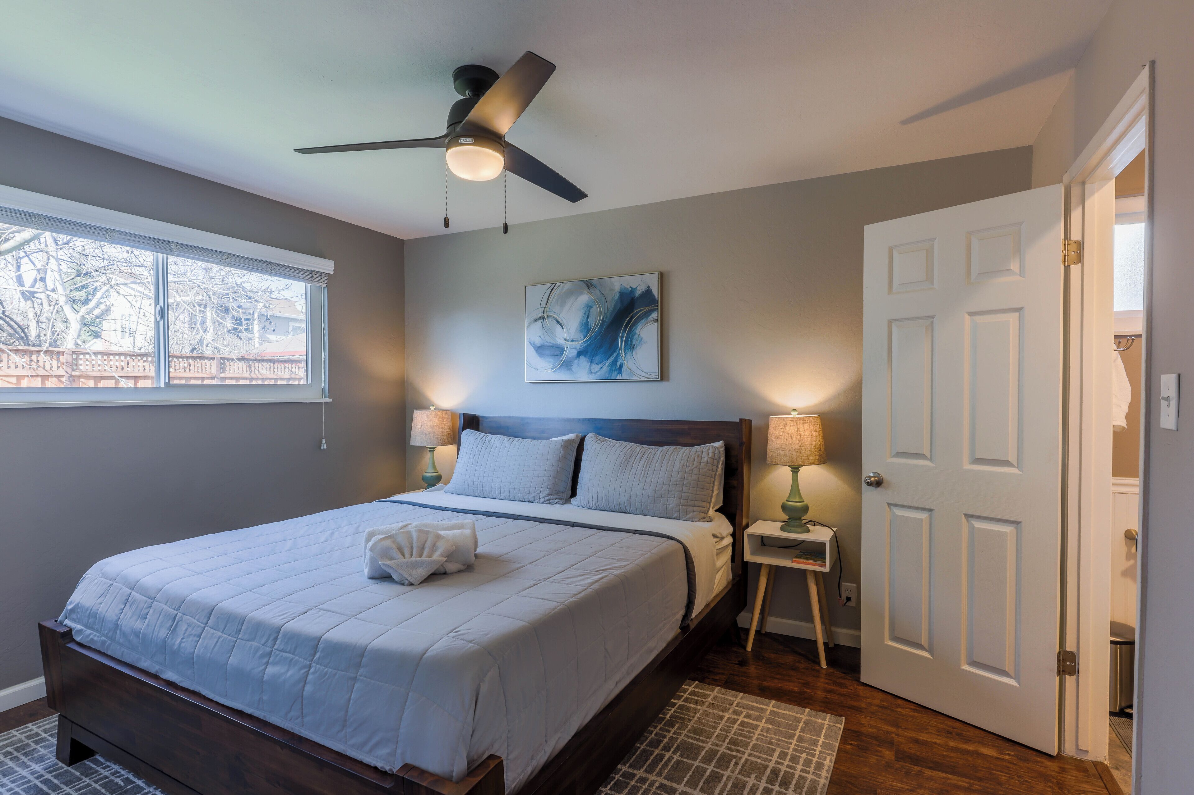 3 habitaciones, tabla de planchar con plancha, internet y ropa de cama 