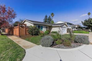 Unclassified image, 4 of 31, button - Central Family Home near Tesla, Shops and Parks (Fremont)