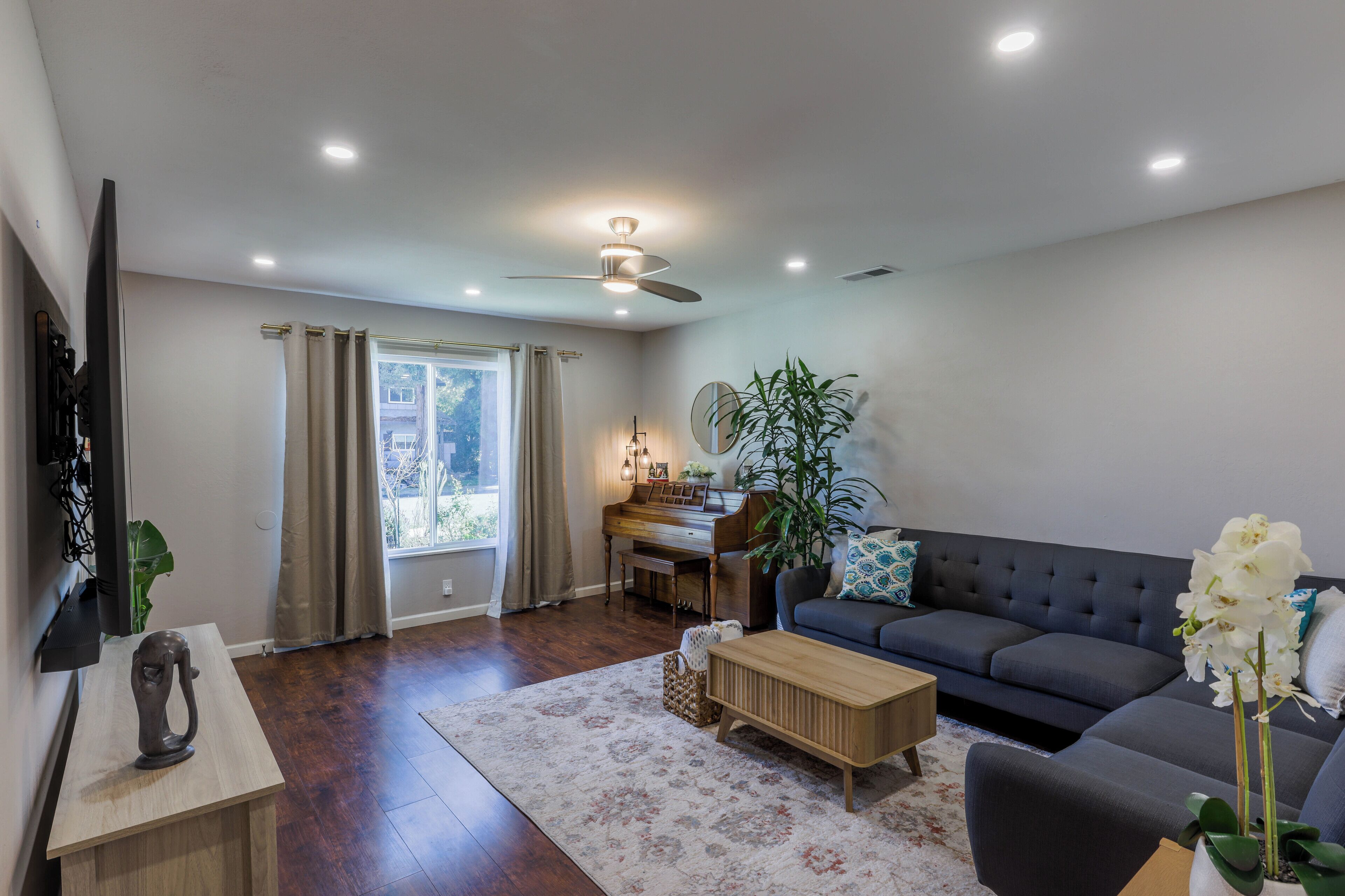 Televisión y chimenea 