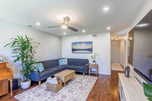 Central Family Home near Tesla, Shops and Parks