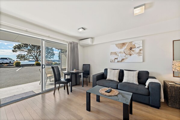 Apartment, 1 King Bed, Kitchen, Beach View | In-room dining