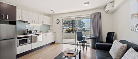 Apartment, 1 King Bed, Kitchen, Beach View | Living area