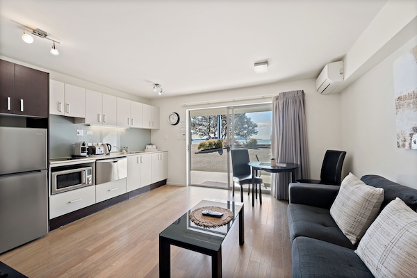 Apartamento, 1 cama King, cozinha, vista para a praia | Área de estar