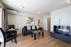 Apartment, 1 King Bed, Kitchen, Beach View | Living area