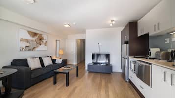 Apartment, 1 King Bed, Kitchen, Beach View | Living area