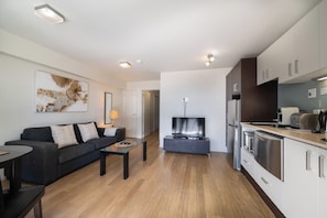 Apartment, 1 King Bed, Kitchen, Beach View | Living area