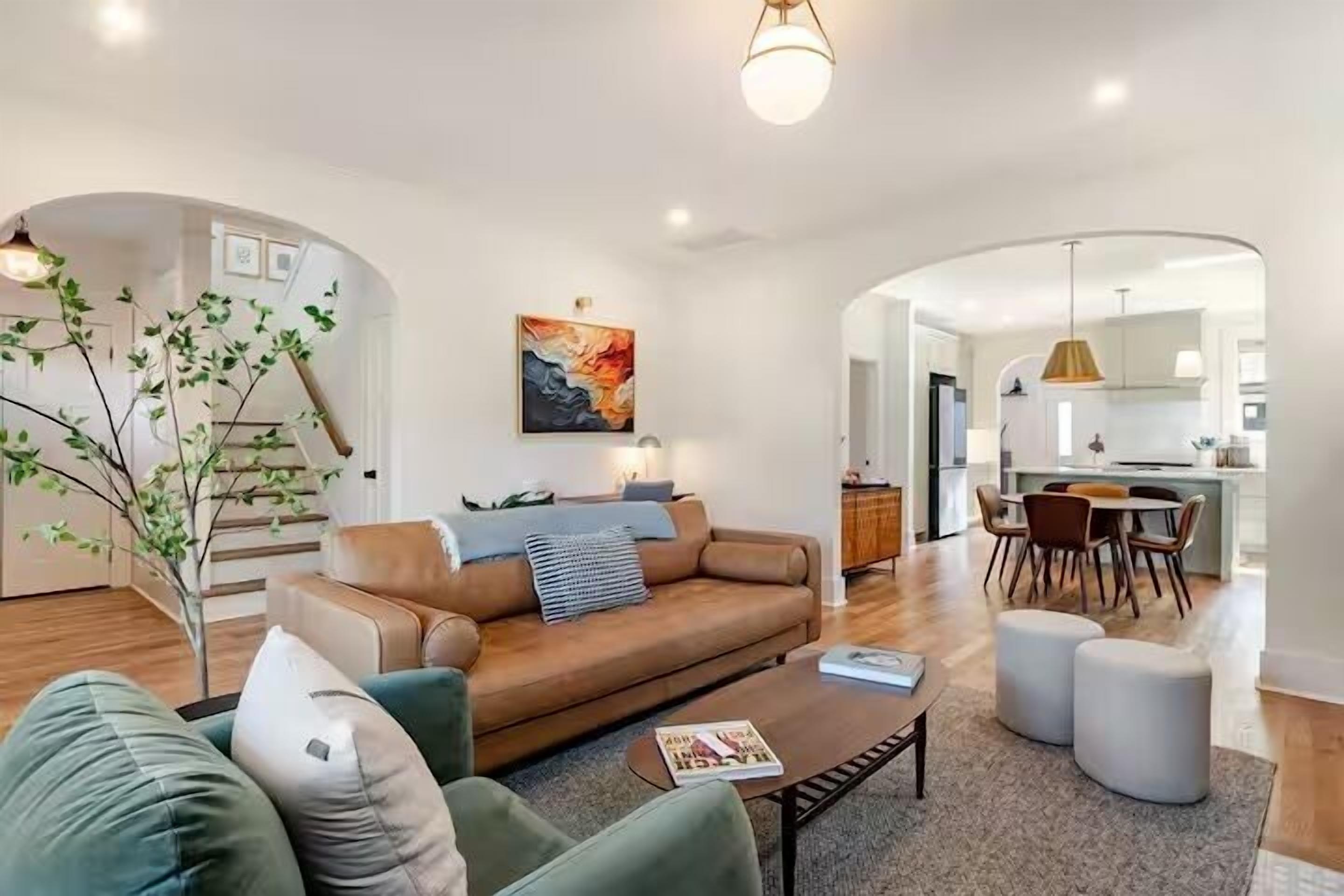 Smart TV, chimenea y libros 