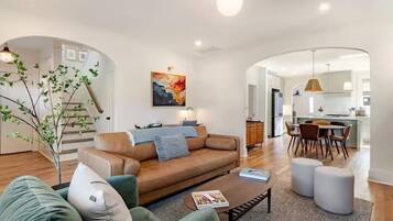 Een smart-tv, een open haard en boeken