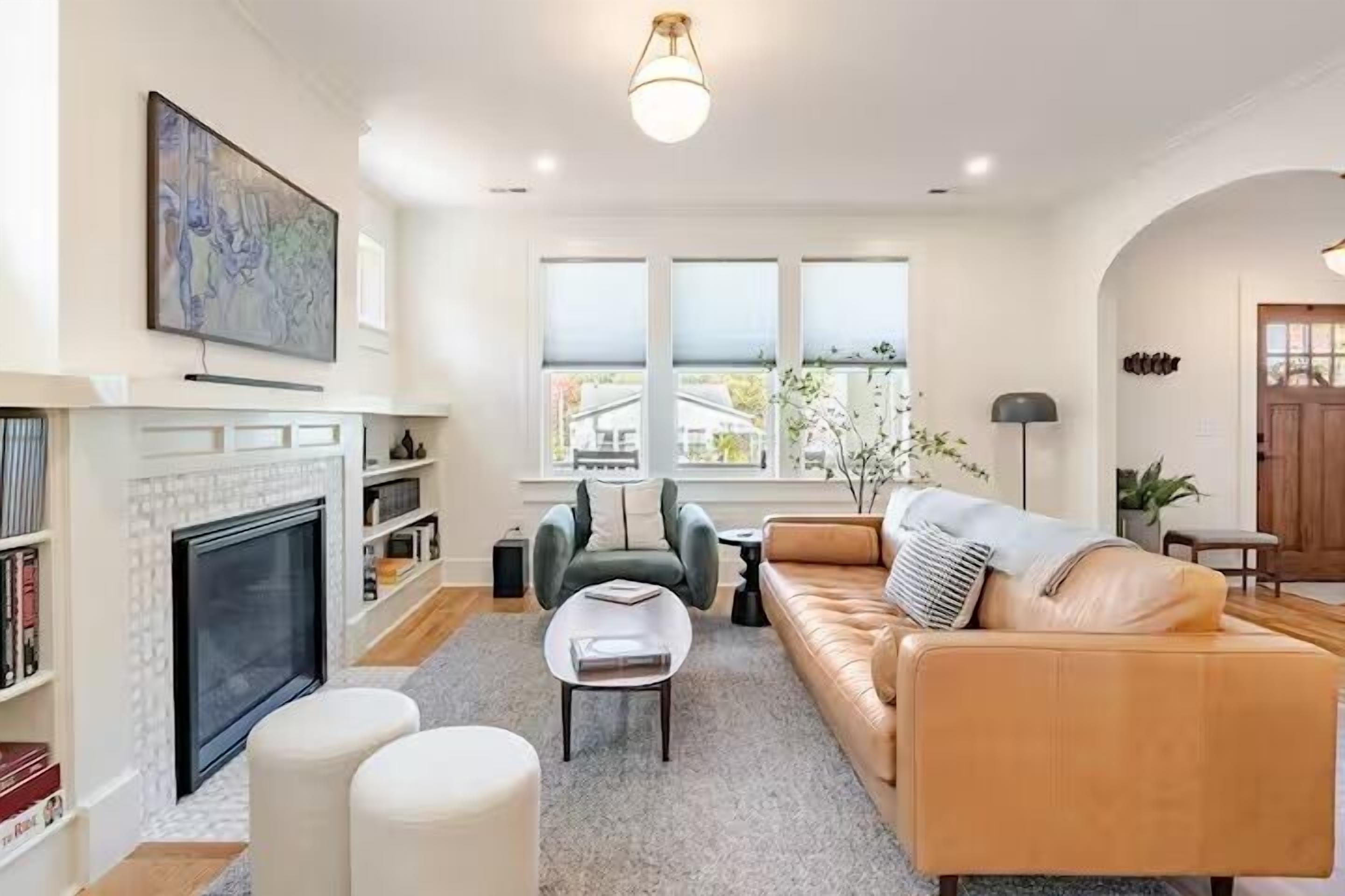 TV connectée, cheminée, livres