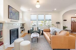 Smart TV, chimenea y libros 