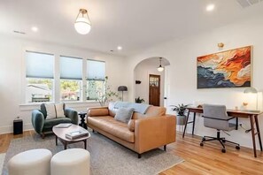 TV connectée, cheminée, livres