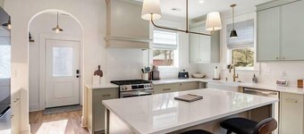 Rocky Top Retreat - Welcome to our 3BR/2.5BA Craftsman bungalow in SoKno!