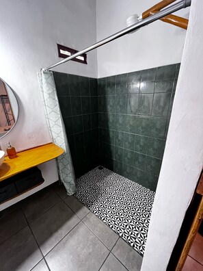 Douche, serviettes fournies, savon, shampoing
