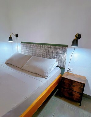 1 habitación, escritorio, wifi gratis y ropa de cama