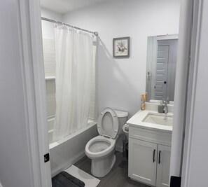 Hårføner, håndklær, såpe og toalettpapir