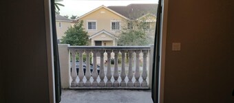 3-bedroom townhome in tranquil Homestead with AC