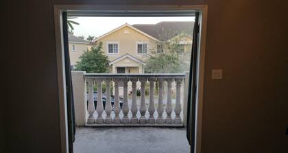 3-bedroom townhome in tranquil Homestead with AC