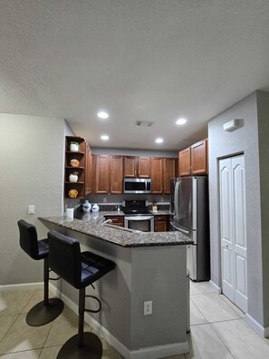 Refrigerador, microondas, horno, placa de cocina