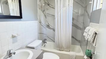 ฝักบัวในอ่างอาบน้ำ, ของใช้ในห้องน้ำฟรี, ผ้าเช็ดตัว, สบู่